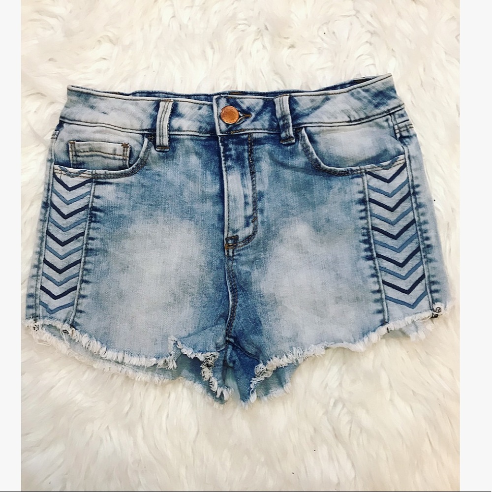 Boho Aztec Tinseltown light washed shorts size 6